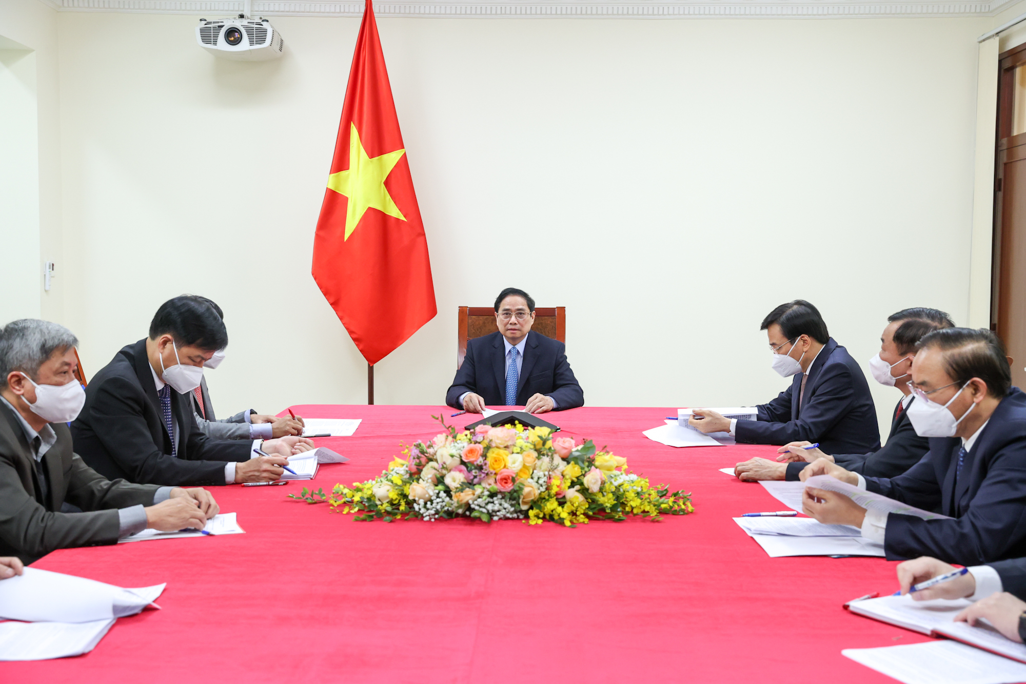Thủ tướng Phạm Minh Chính điện đàm với Thủ tướng Trung Quốc, thúc đẩy quan hệ toàn diện, giải quyết vấn đề ách tắc hàng hóa tại cửa khẩu - Ảnh 2.