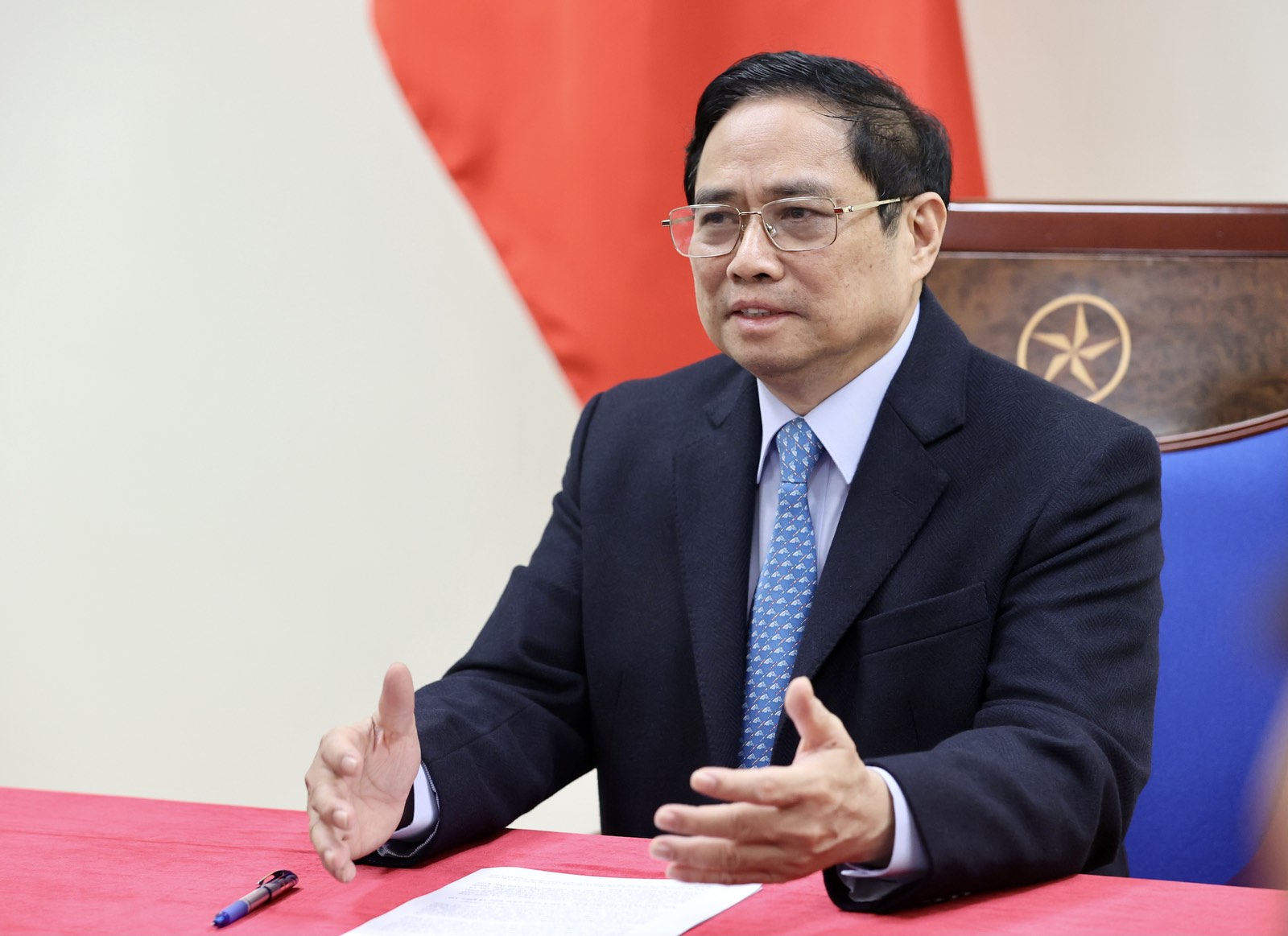 Thủ tướng Phạm Minh Chính điện đàm với Thủ tướng Trung Quốc, thúc đẩy quan hệ toàn diện, giải quyết vấn đề ách tắc hàng hóa tại cửa khẩu - Ảnh 1.