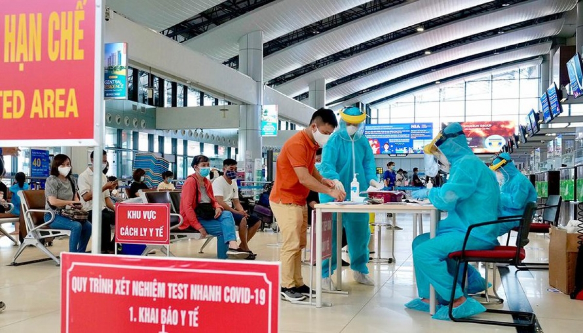 Thu phí test nhanh COVID-19 tại các cảng hàng không - Ảnh 1.