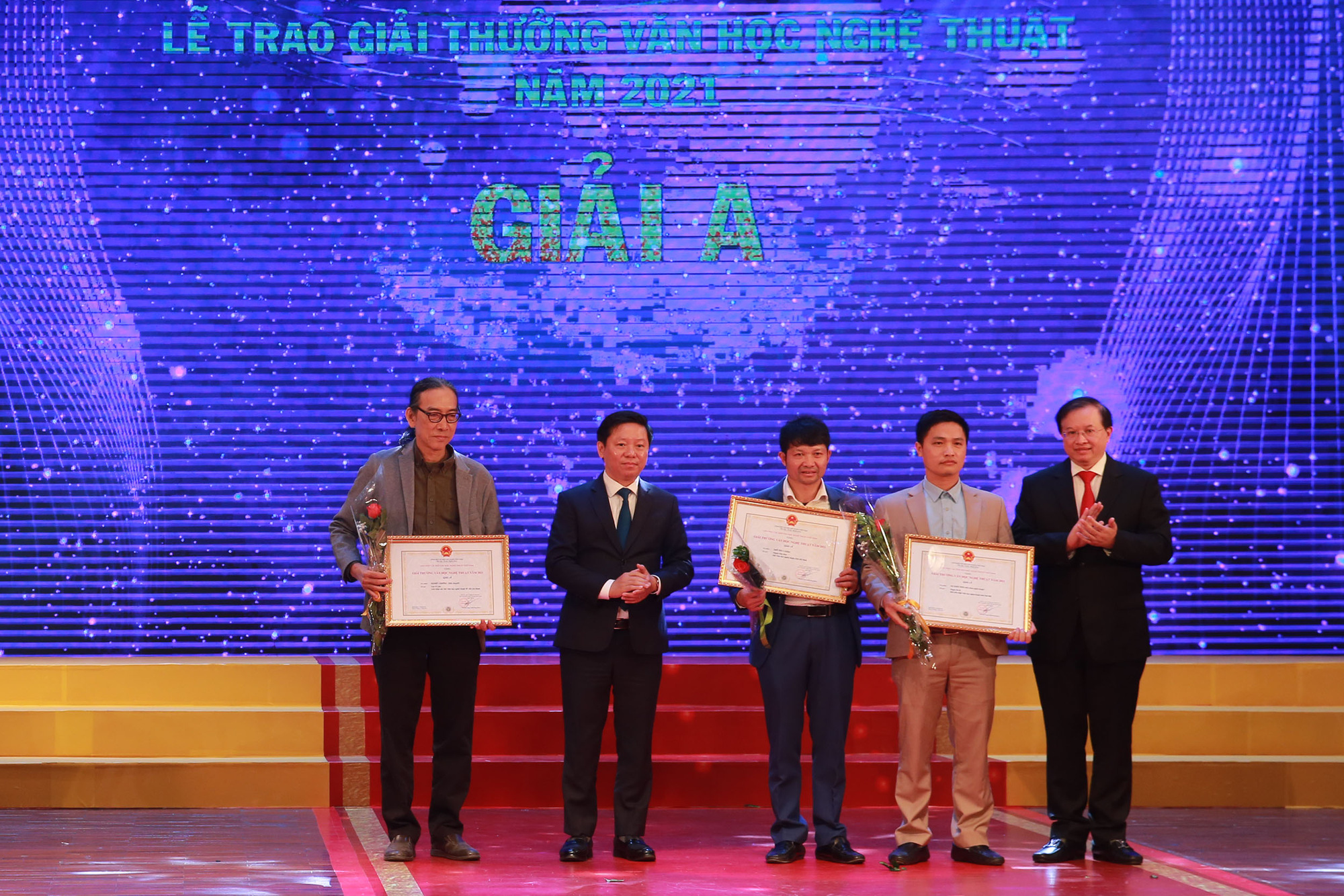 Hơn 70 tác phẩm được tặng Giải thưởng Văn học nghệ thuật năm 2021 - Ảnh 2. Hơn 70 tác phẩm được tặng Giải thưởng Văn học nghệ thuật năm 2021 - Ảnh 2.