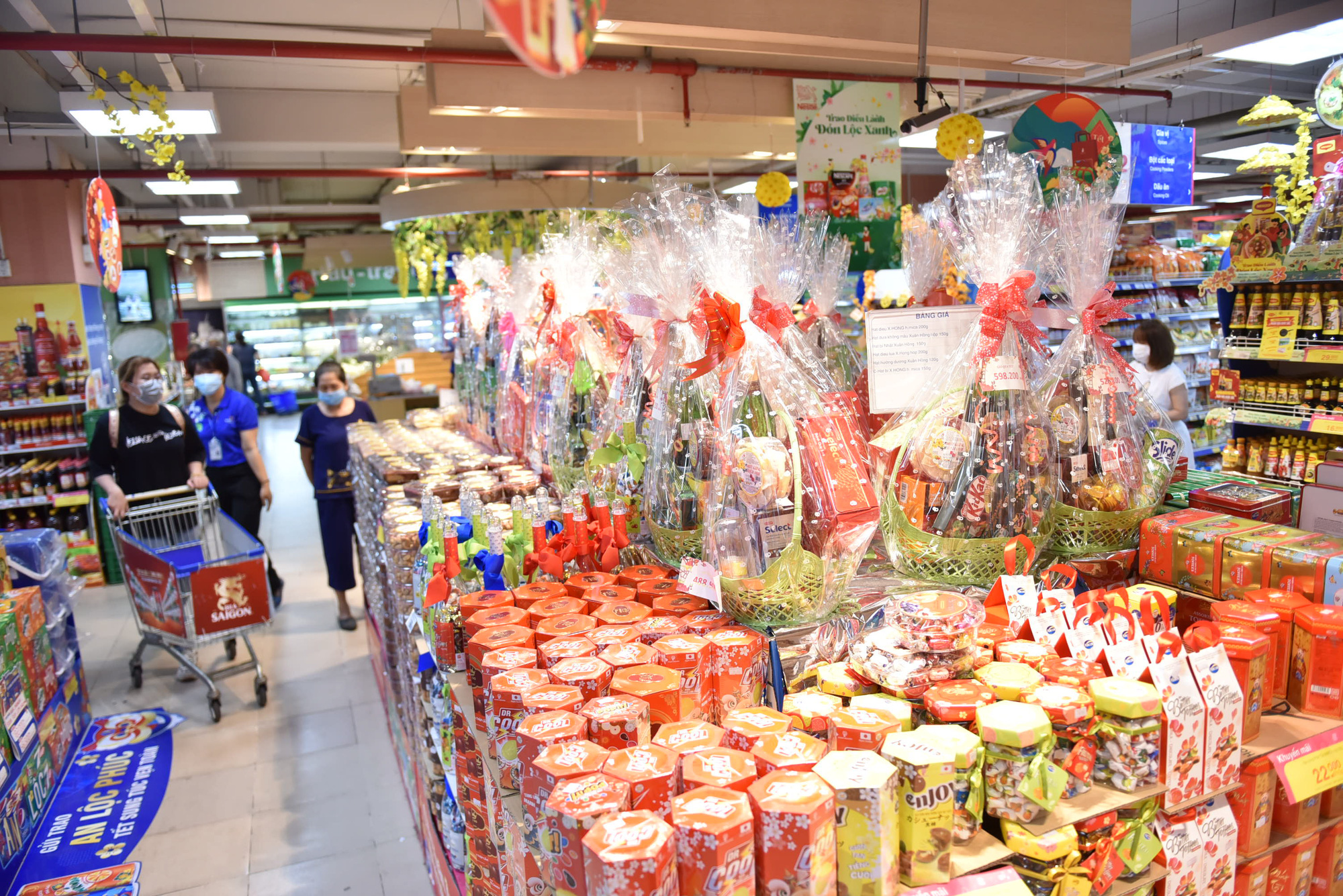 Saigon Co.op bắt đầu giao giỏ quà Tết xuyên Việt miễn phí - Ảnh 1. Saigon Co.op bắt đầu giao giỏ quà Tết xuyên Việt miễn phí - Ảnh 1.