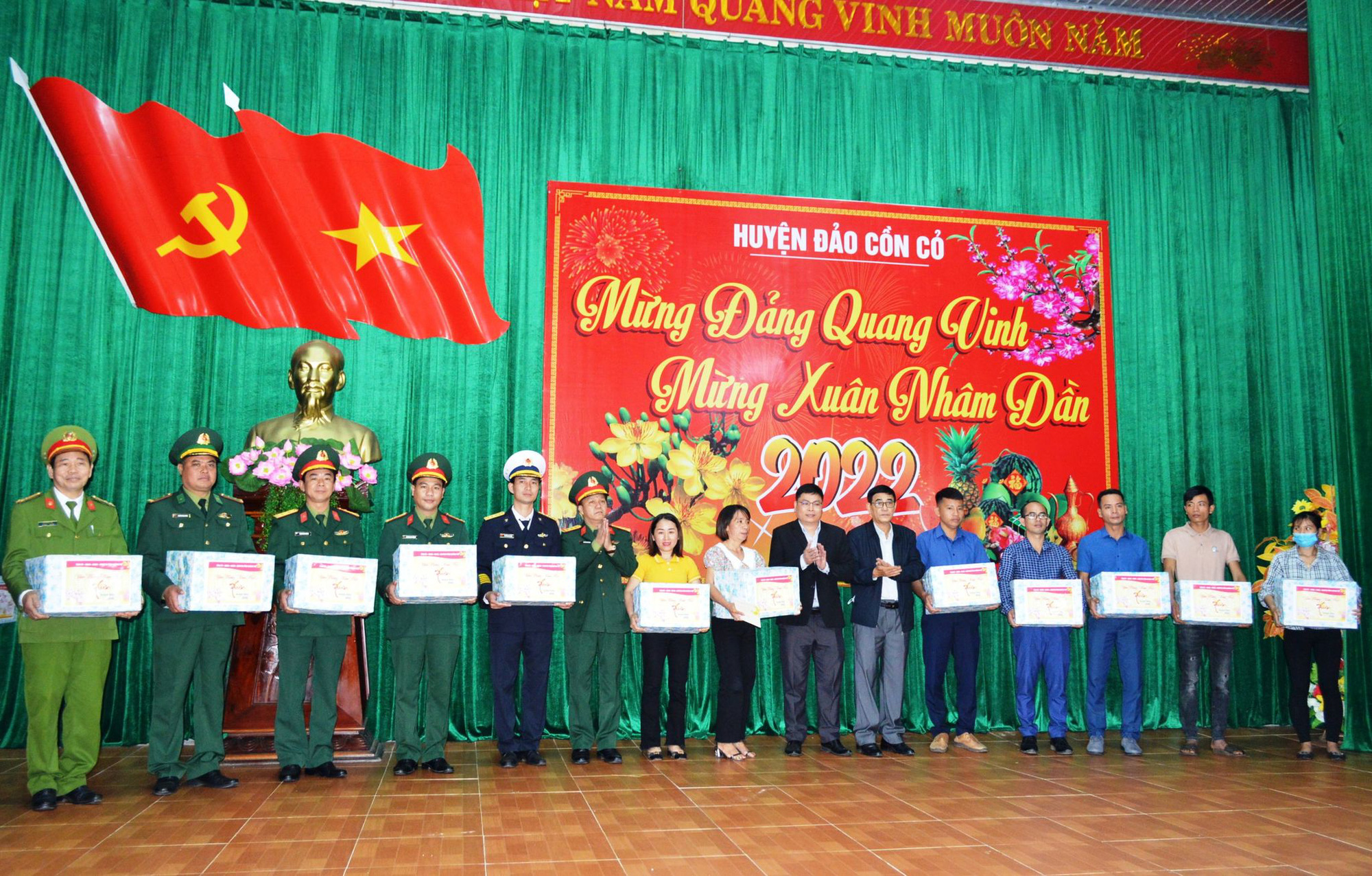 Mang Tết ấm đến bà con huyện đảo Cồn Cỏ - Ảnh 1. Mang Tết ấm đến bà con huyện đảo Cồn Cỏ - Ảnh 1.