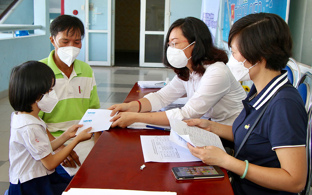 Lao động đang nuôi con nhỏ có được thêm tiền hỗ trợ?