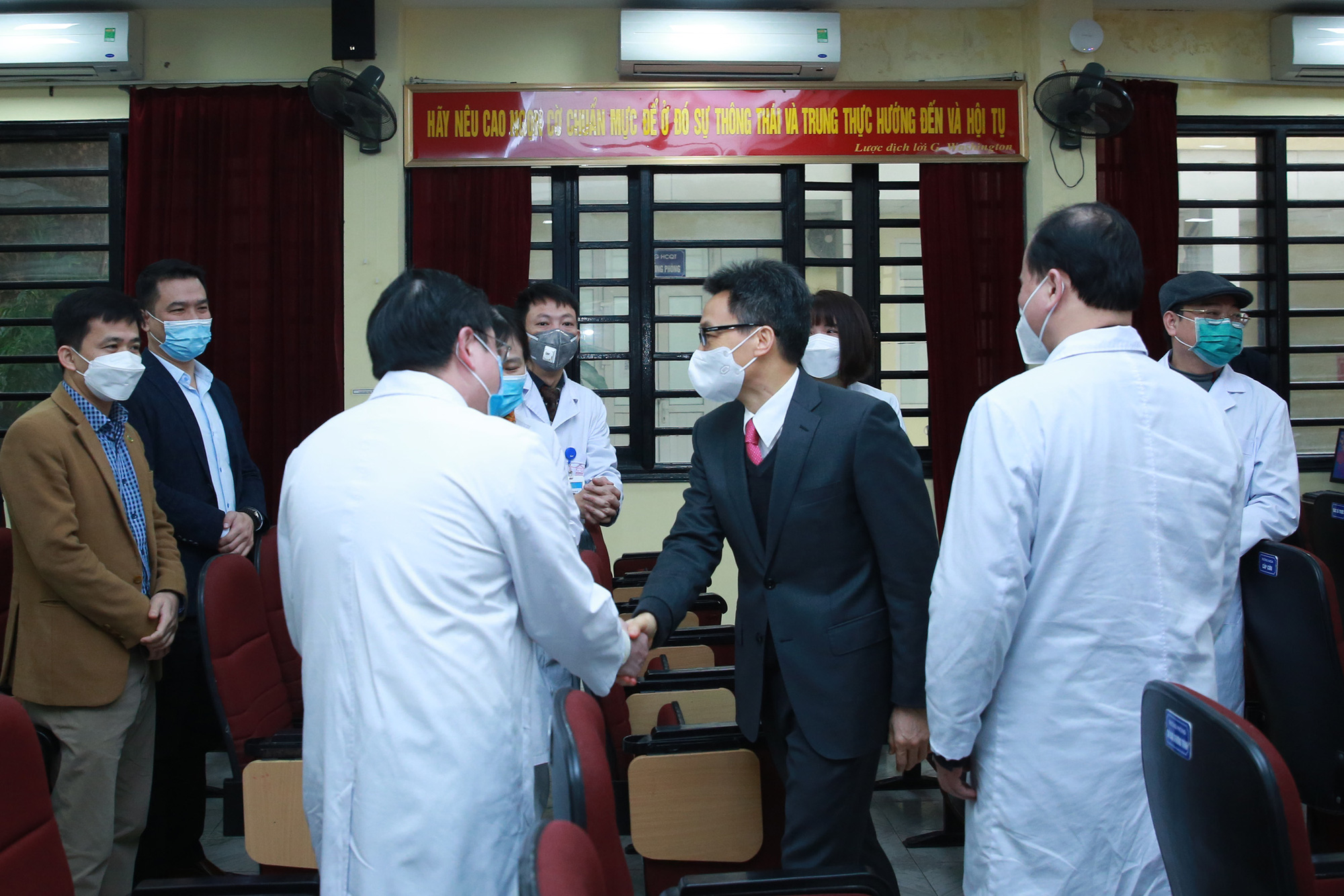 Phó Thủ tướng Vũ Đức Đam chúc Tết y, bác sĩ BV Phổi Trung ương - Ảnh 2.