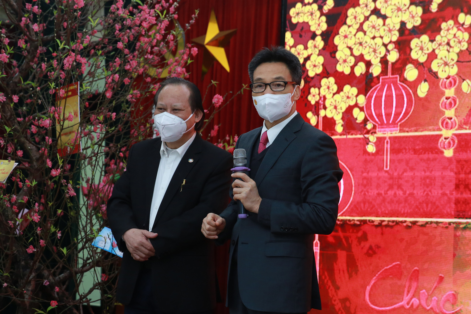 Phó Thủ tướng Vũ Đức Đam chúc Tết y, bác sĩ BV Phổi Trung ương - Ảnh 1.