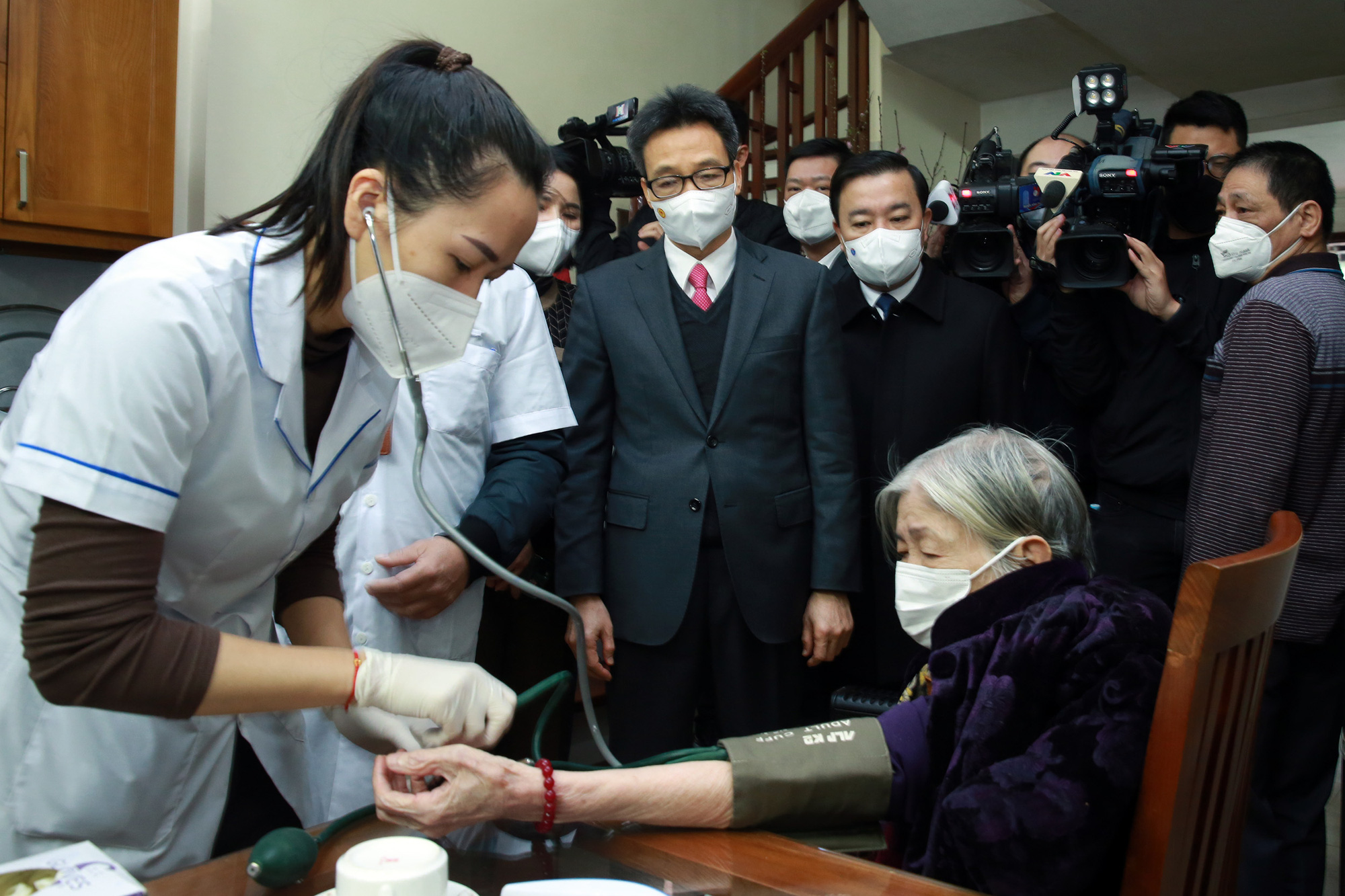 Phó Thủ tướng Vũ Đức Đam chúc Tết y, bác sĩ BV Phổi Trung ương - Ảnh 4.