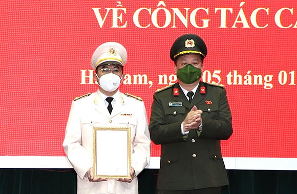 Trao quyết định của Bộ trưởng Bộ Công an về công tác tổ chức, cán bộ - Ảnh 1. Quyết định, bổ nhiệm, Giám đốc Công an tỉnh, Hà Nam, Nguyễn Quốc Hùng, Đỗ Hoài Nam, Bộ trưởng, Bộ Công an