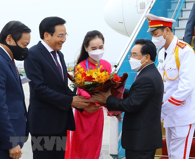 Thủ tướng Lào Phankham Viphavanh bắt đầu thăm chính thức Việt Nam - Ảnh 2.