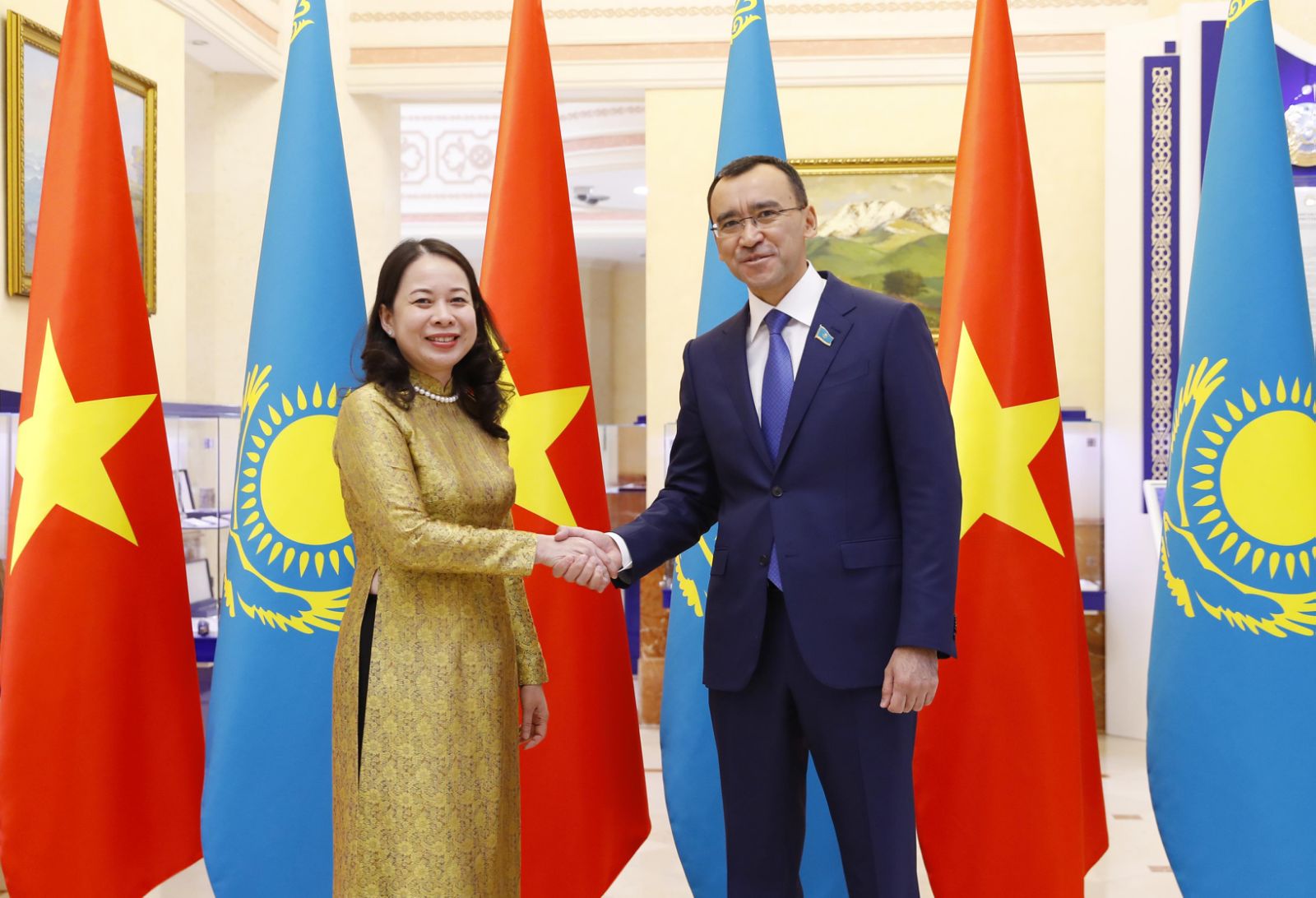 Việt Nam và Kazakhstan đã có mối quan hệ gắn bó mạnh mẽ từ lâu và điều đó được hỗ trợ bởi nhiều đối tác kinh tế và chính trị. Cả hai quốc gia đã tạo ra nhiều cơ hội hợp tác trên nhiều lĩnh vực, từ năng lượng đến du lịch và giáo dục. Hãy cùng xem hình ảnh về quan hệ hữu nghị này để khám phá thêm những cơ hội mới.