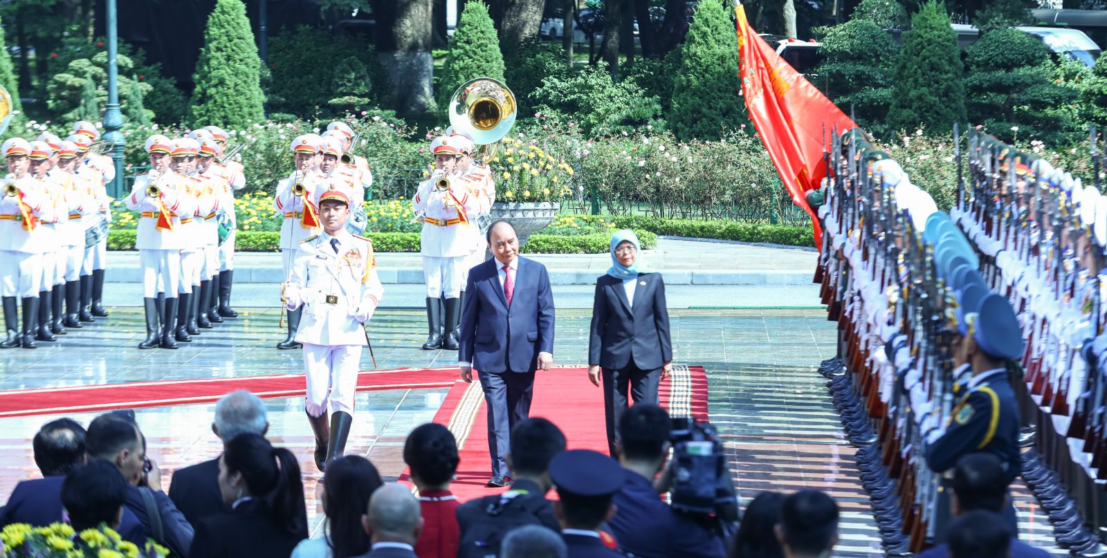 Chủ tịch nước Nguyễn Xuân Phúc chủ trì Lễ đón và Hội đàm cấp Nhà ... lá cờ nước Singapore - \