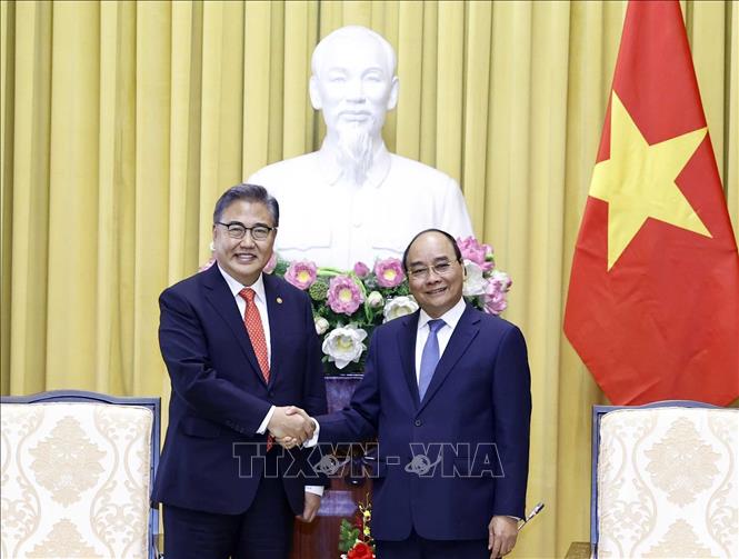 Chủ tịch nước Nguyễn Xuân Phúc tiếp Bộ trưởng Ngoại giao Hàn Quốc Park Jin - Ảnh 1.