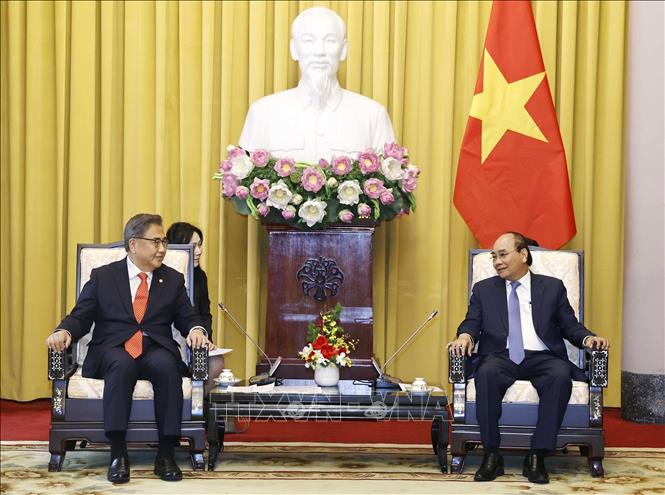 Chủ tịch nước Nguyễn Xuân Phúc tiếp Bộ trưởng Ngoại giao Hàn Quốc Park Jin - Ảnh 2.