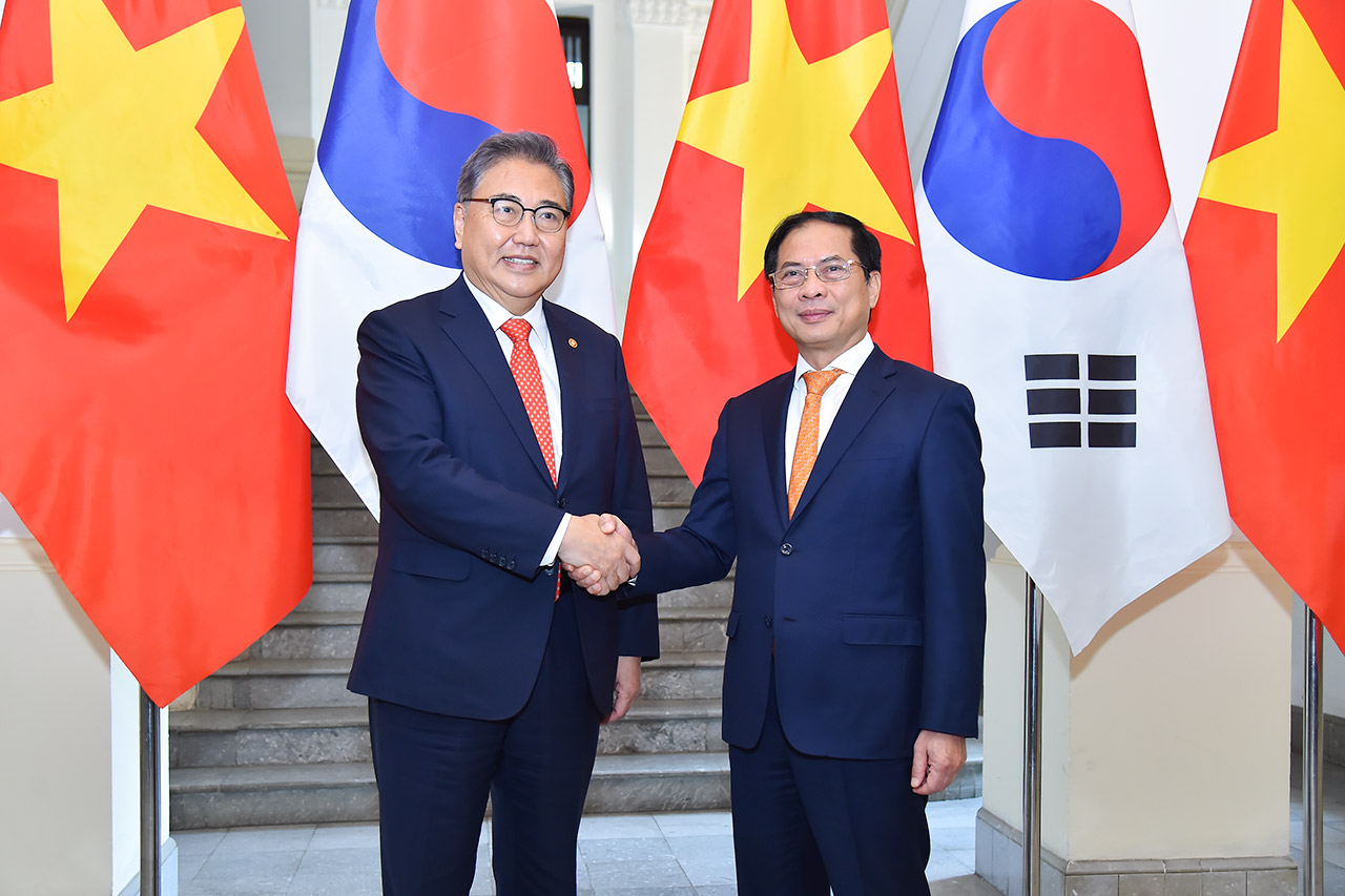 Việt Nam-Hàn Quốc hợp tác là tín hiệu tích cực cho sự phát triển kinh tế, văn hóa và giáo dục của hai quốc gia. Hãy cùng khám phá những hình ảnh về sự hợp tác này và tìm hiểu thêm về những dự án đang được tiến hành để thúc đẩy mối quan hệ giữa Việt Nam và Hàn Quốc.