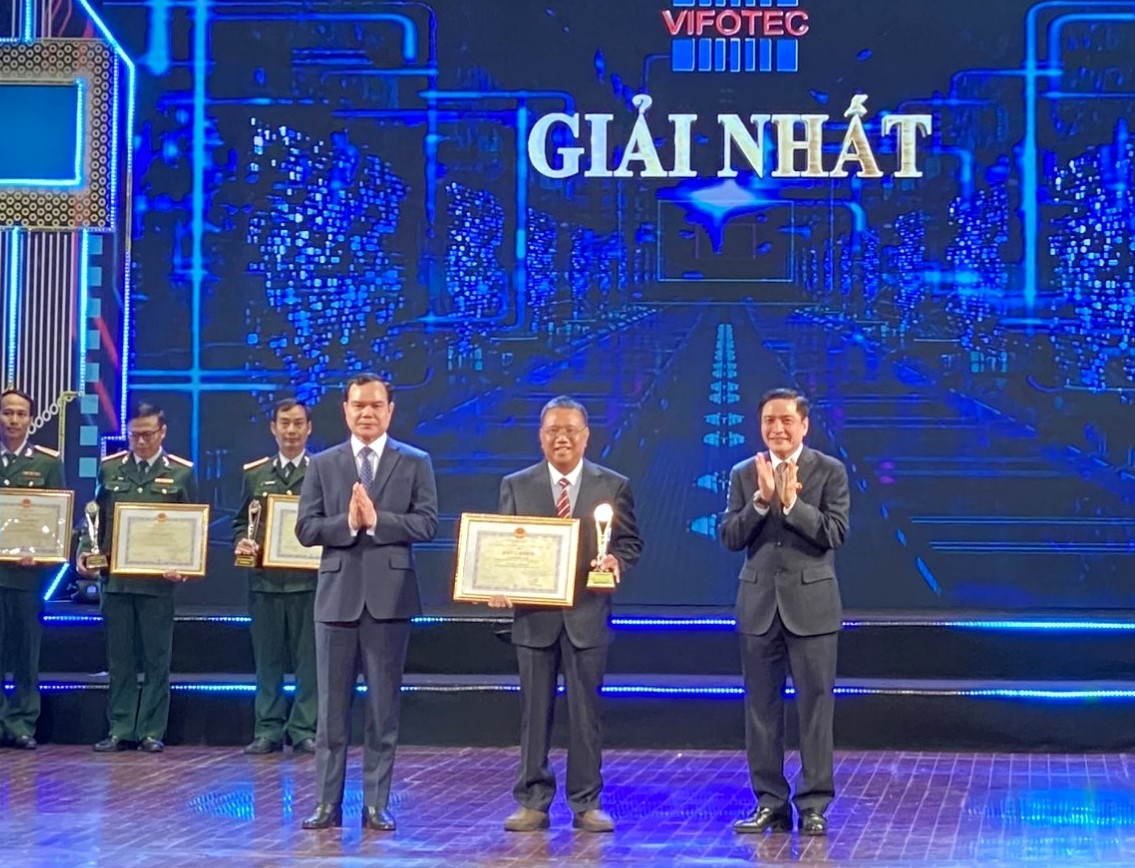 Công nghệ Việt bảo vệ bờ hồ Hoàn Kiếm nhận Huy chương Vàng WIPO - Ảnh 1.