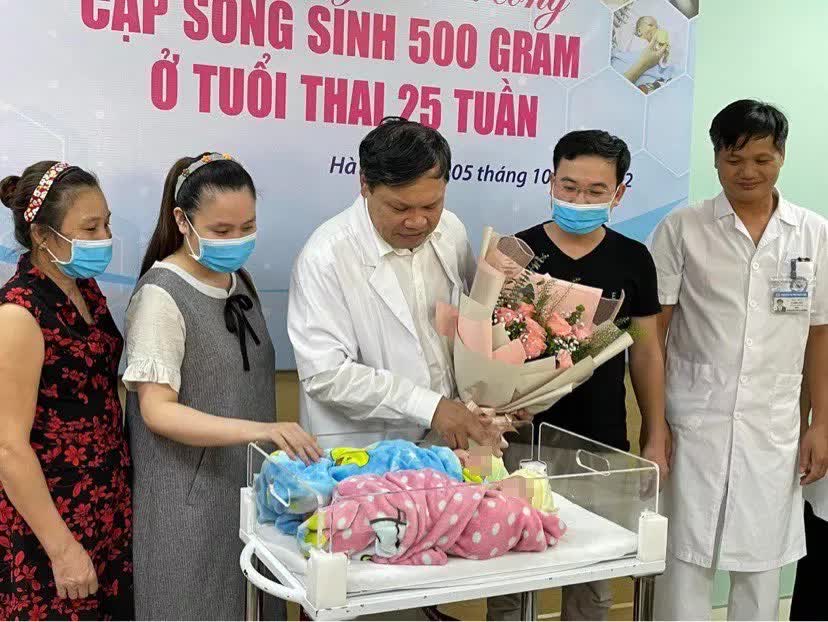 Kỳ diệu: Lần đầu tiên tại Việt Nam nuôi sống thành công cặp song sinh nặng 500gram, - Ảnh 2.