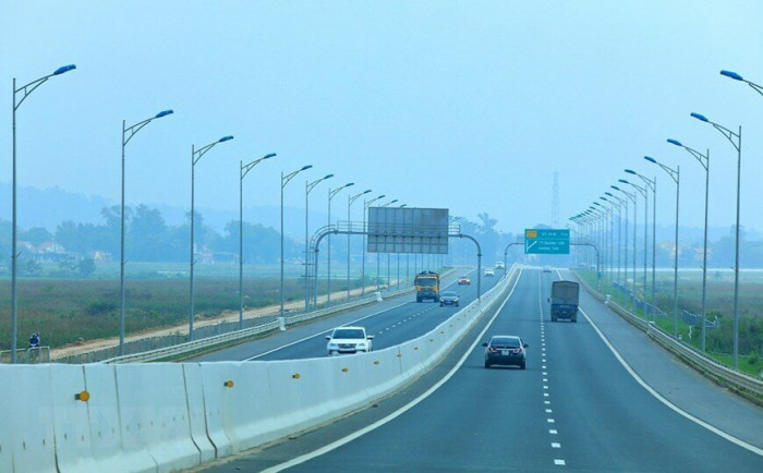 Khám phá cao tốc Ninh Bình - Hải Phòng và trải nghiệm một chuyến đi đầy phấn khởi với tốc độ cực nhanh trên đường cao tốc hiện đại và tiện nghi.