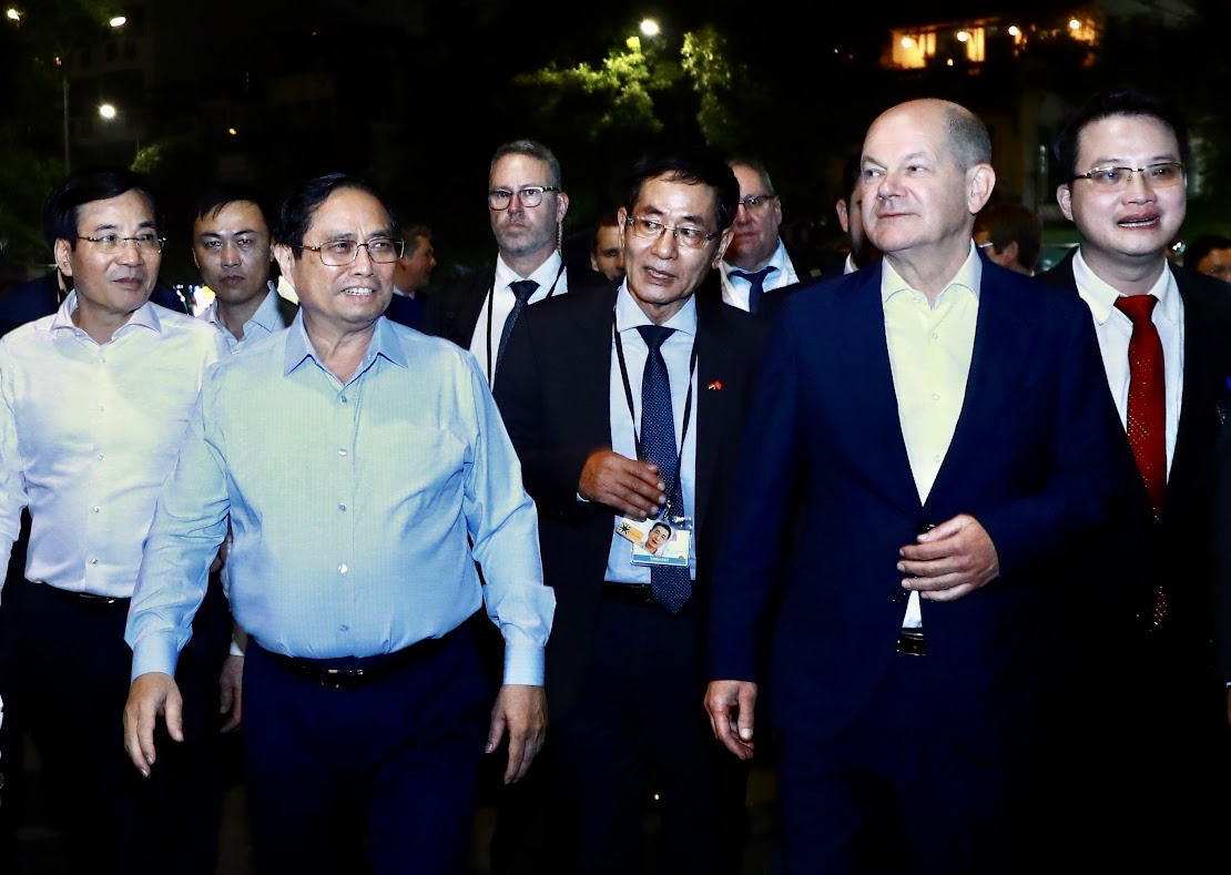 Chùm ảnh: Thủ tướng Đức Olaf Scholz cùng Thủ tướng Phạm Minh Chính dạo bộ đêm Hồ Gươm - Ảnh 1.