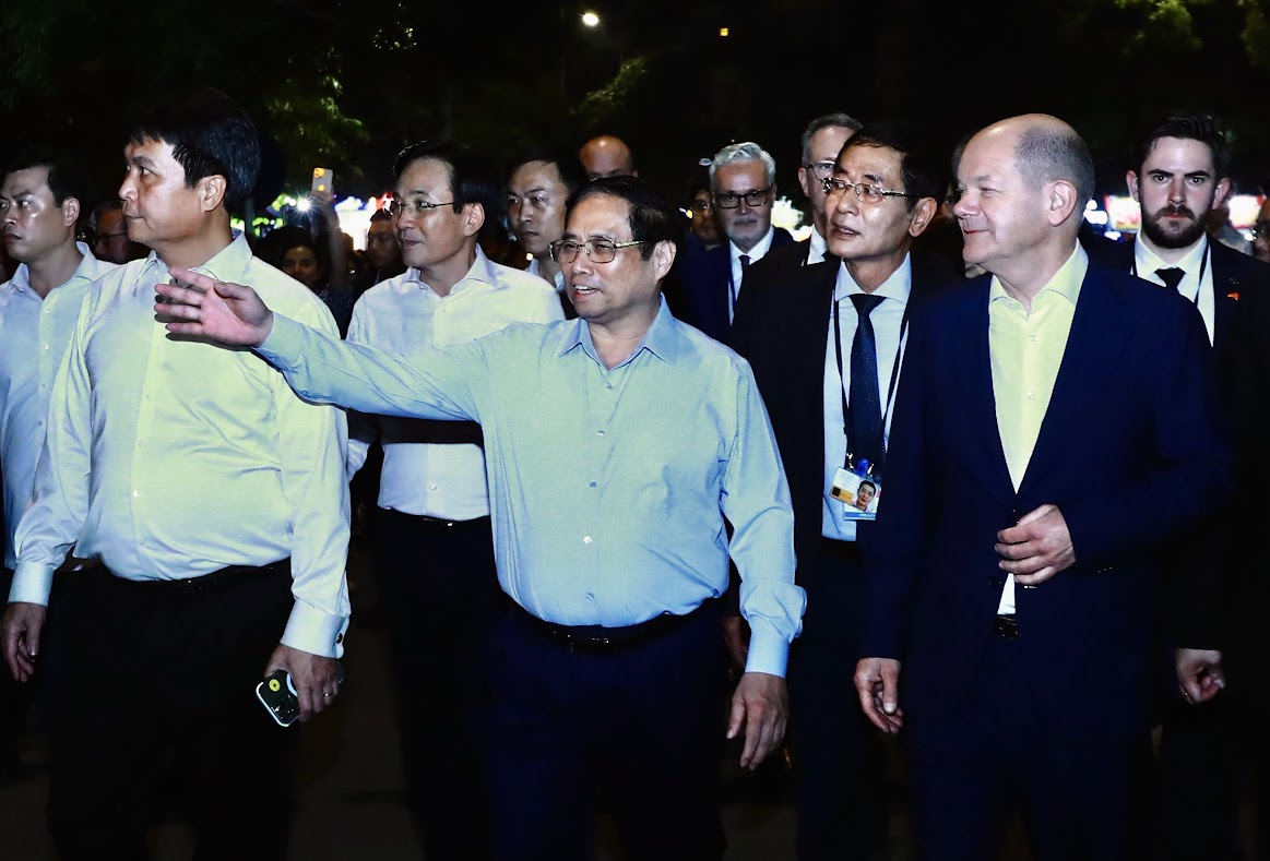 Chùm ảnh: Thủ tướng Đức Olaf Scholz cùng Thủ tướng Phạm Minh Chính dạo bộ đêm Hồ Gươm - Ảnh 2.