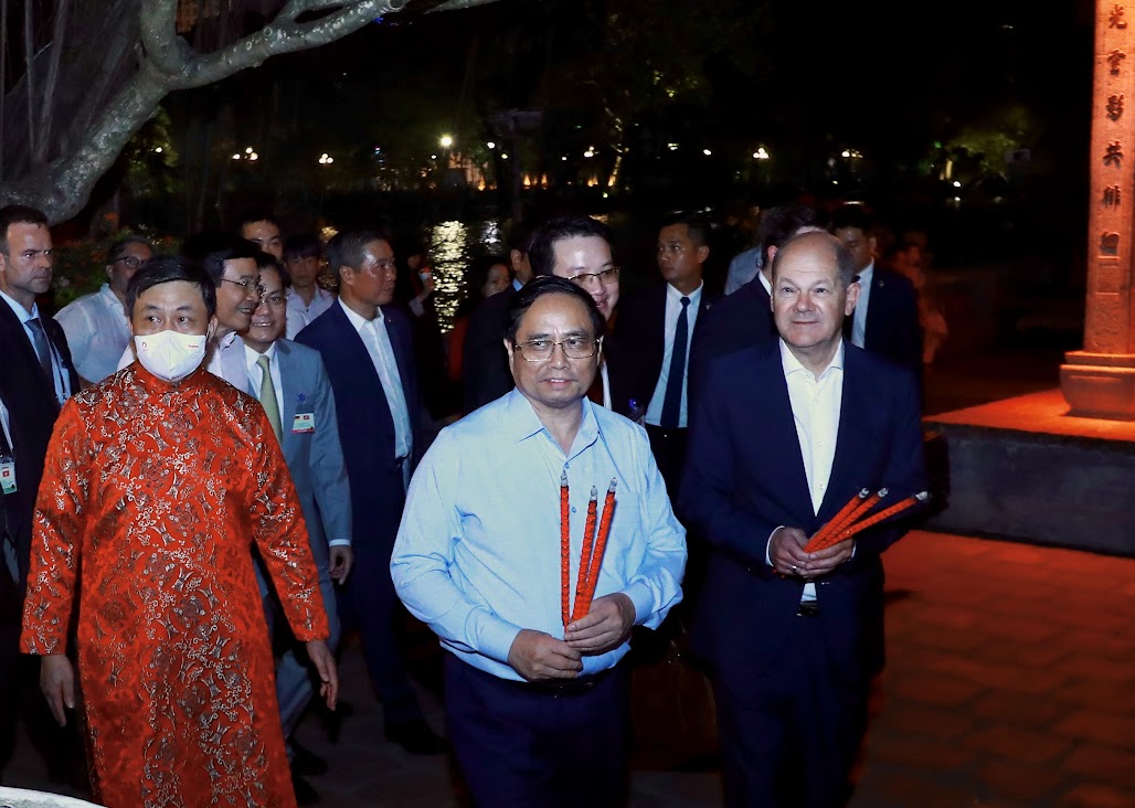 Chùm ảnh: Thủ tướng Đức Olaf Scholz cùng Thủ tướng Phạm Minh Chính dạo bộ đêm Hồ Gươm - Ảnh 3.