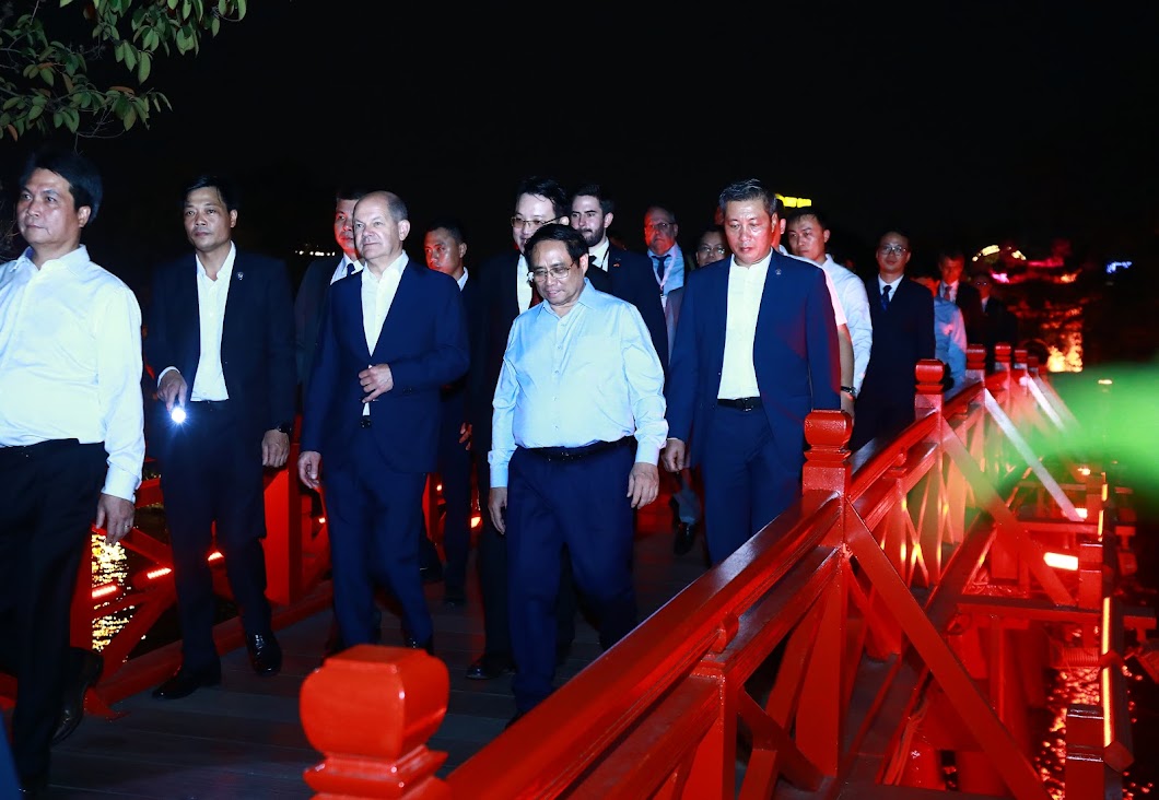 Chùm ảnh: Thủ tướng Đức Olaf Scholz cùng Thủ tướng Phạm Minh Chính dạo bộ đêm Hồ Gươm - Ảnh 5.