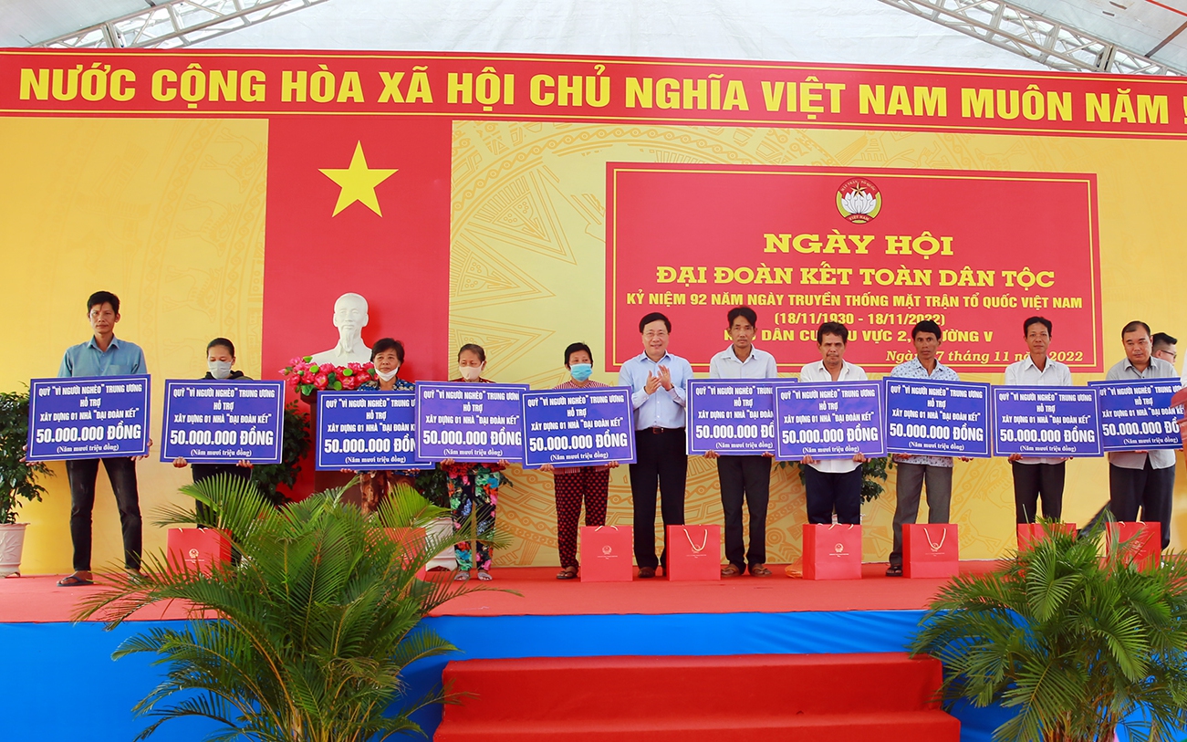 Phó Thủ tướng Thường trực dự Ngày hội Đại đoàn kết dân tộc tại Hậu Giang