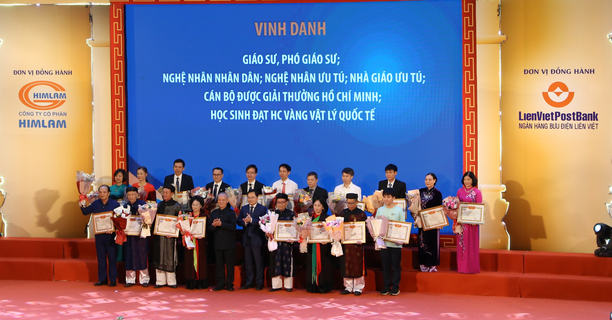 Quỹ Khuyến học, khuyến tài Phạm Văn Trà trao giải thưởng hơn 3 tỷ đồng cho các tài năng tiêu biểu của tỉnh Bắc Ninh năm 2022 - Ảnh 1.