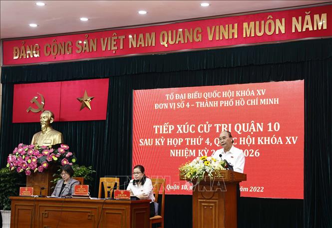 Chủ tịch nước Nguyễn Xuân Phúc tiếp xúc cử tri TPHCM - Ảnh 1.