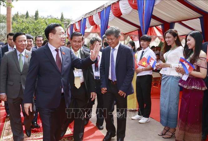 Chủ tịch Quốc hội Vương Đình Huệ thăm, làm việc tại tỉnh Kampong Thom, Campuchia - Ảnh 2.