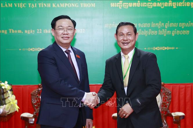 Chủ tịch Quốc hội Vương Đình Huệ thăm, làm việc tại tỉnh Kampong Thom, Campuchia - Ảnh 1.