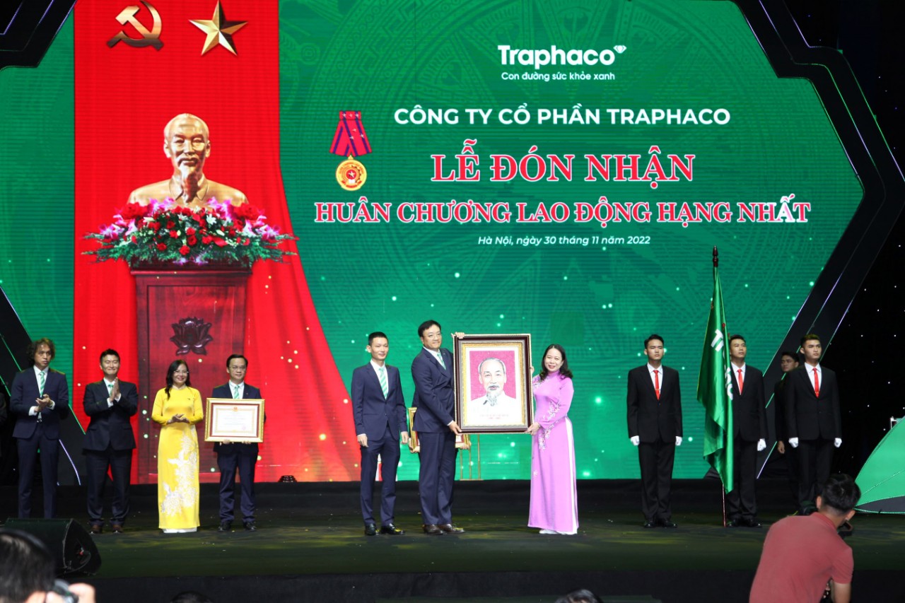 Công ty Cổ phần Traphaco đón nhận Huân chương Lao động hạng Nhất
