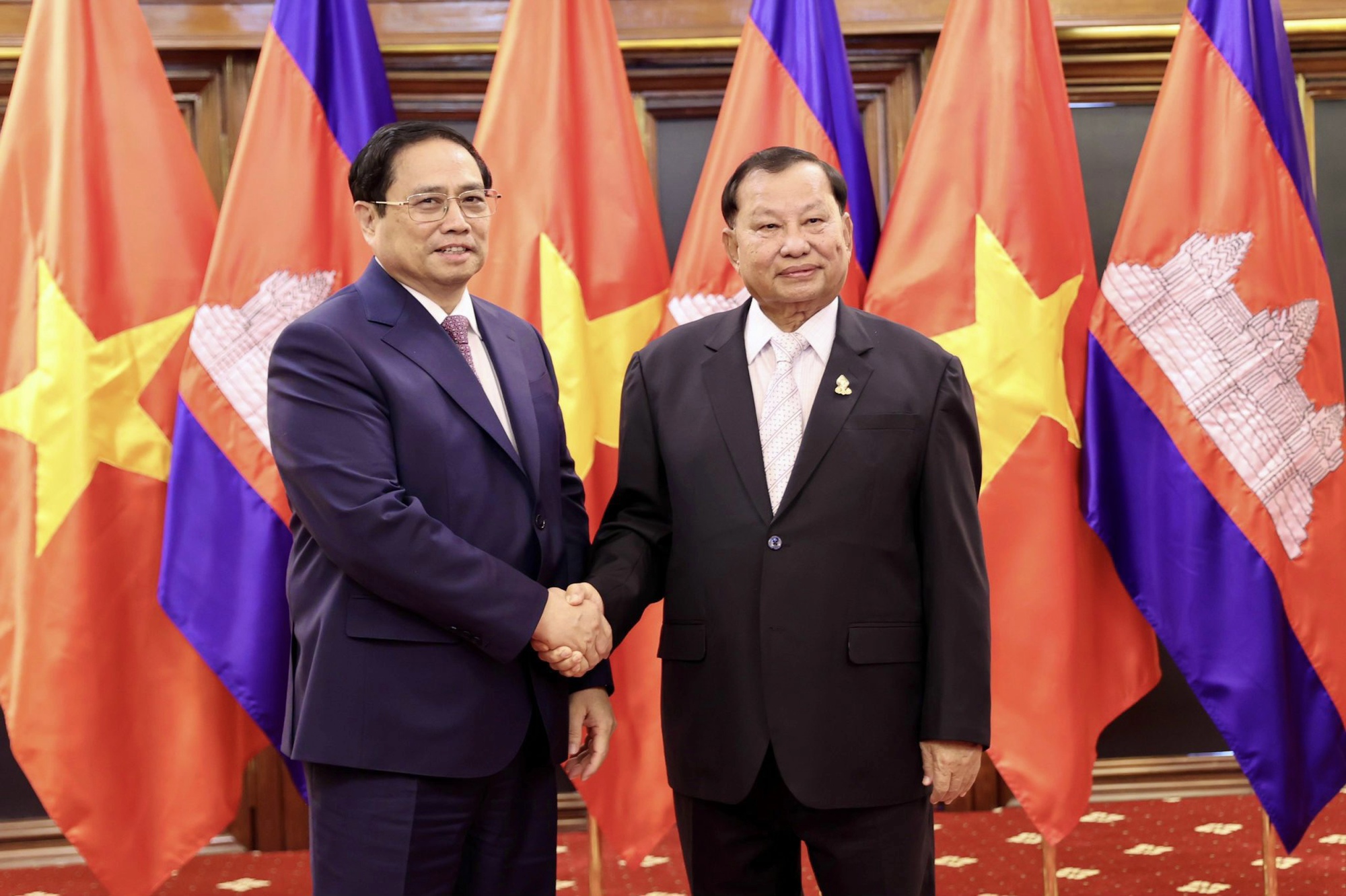 Việt Nam ủng hộ Campuchia: Việt Nam luôn tự hào ủng hộ cho đất nước láng giềng Campuchia, đặc biệt là trong những năm qua khi hai nước đã củng cố và phát triển quan hệ hữu nghị và tiếp tục hợp tác chặt chẽ. Hãy cùng chiêm ngưỡng hình ảnh để thấy sự đoàn kết và tinh thần đồng lòng của hai dân tộc anh em.