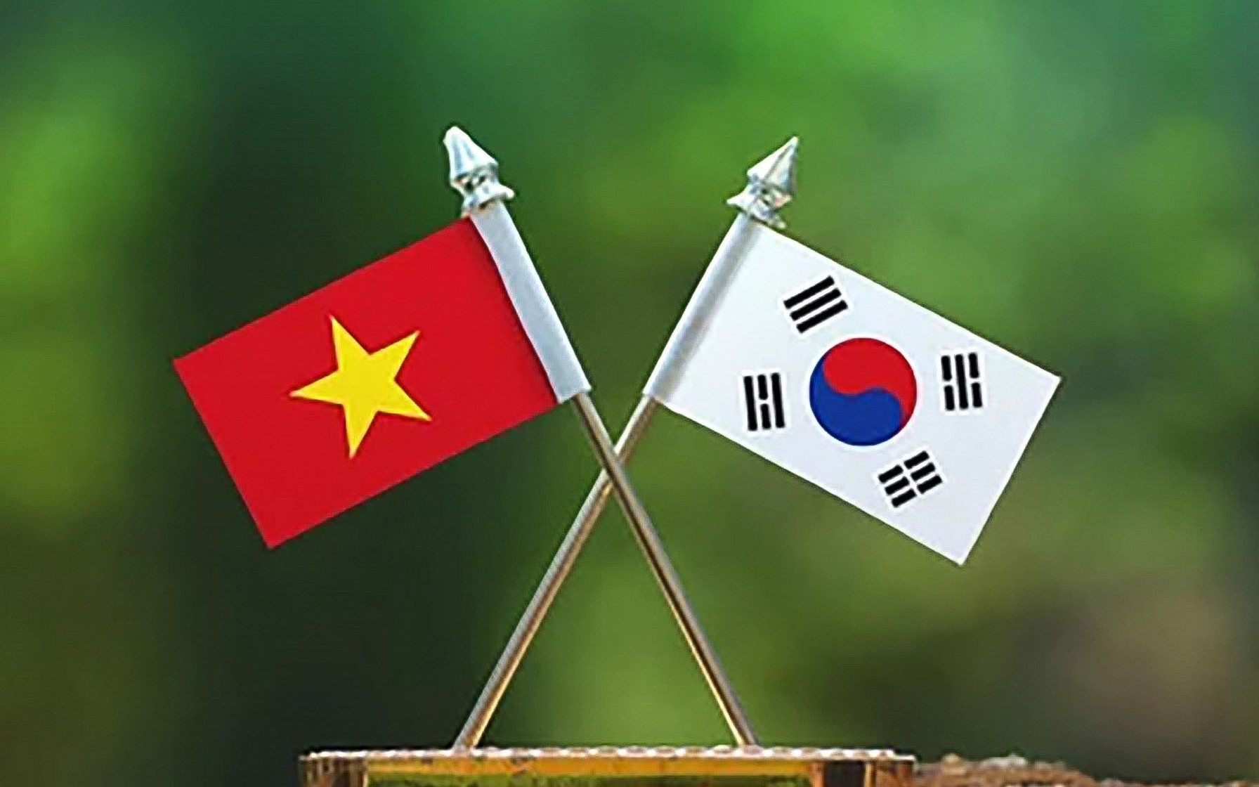 Quan hệ Việt Nam - Hàn Quốc: Kể từ khi thiết lập quan hệ ngoại giao, quan hệ Việt Nam - Hàn Quốc ngày càng phát triển trên nhiều lĩnh vực khác nhau. Quan hệ song phương đã đạt tới đỉnh cao trong lịch sử, đánh dấu một bước ngoặt quan trọng cho quan hệ đối tác kinh tế, văn hóa, giáo dục giữa hai quốc gia. Chúng ta hy vọng rằng quan hệ Việt Nam - Hàn Quốc sẽ tiếp tục phát triển tốt đẹp và cùng nhau đưa quan hệ vì một tương lai tốt đẹp hơn.