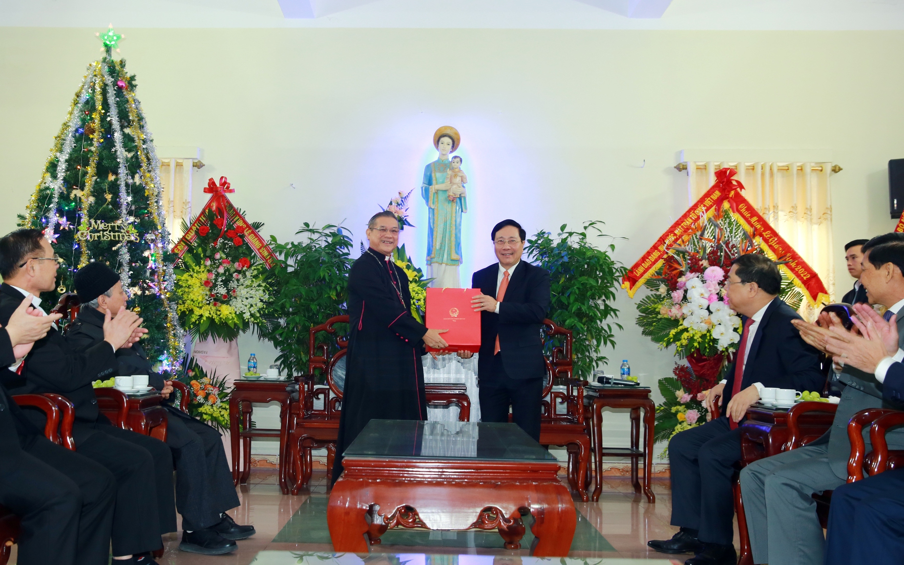 Phó Thủ tướng Thường trực chúc mừng Giáng sinh tại Nam Định