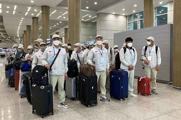 Tăng cường sự lãnh đạo của Đảng đối với công tác đưa người lao động Việt Nam đi làm việc ở nước ngoài trong tình hình mới - Ảnh 1. Tăng cường sự lãnh đạo của Đảng đối với công tác đưa người lao động Việt Nam đi làm việc ở nước ngoài trong tình hình mới - Ảnh 1.