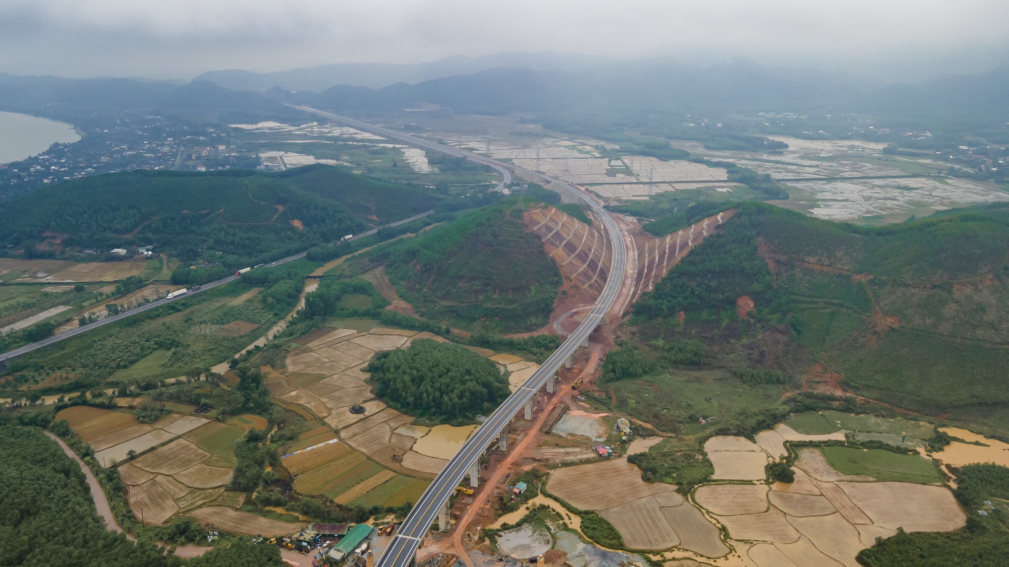 Hình ảnh tuyến cao tốc Cam Lộ - La Sơn vừa khánh thành