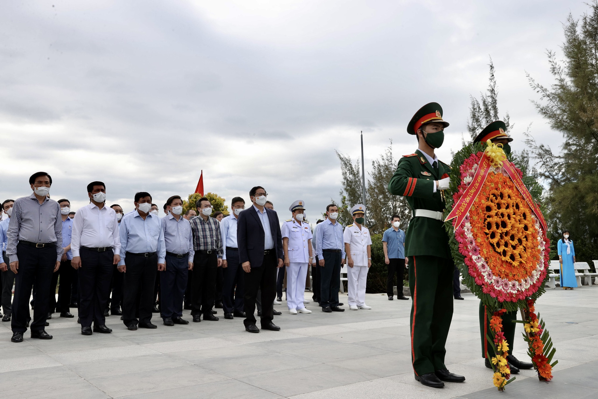 Thủ tướng dâng hương tưởng niệm chiến sĩ Gạc Ma, thăm Lữ đoàn Tàu ngầm và Vùng 4 Hải quân - Ảnh 1.