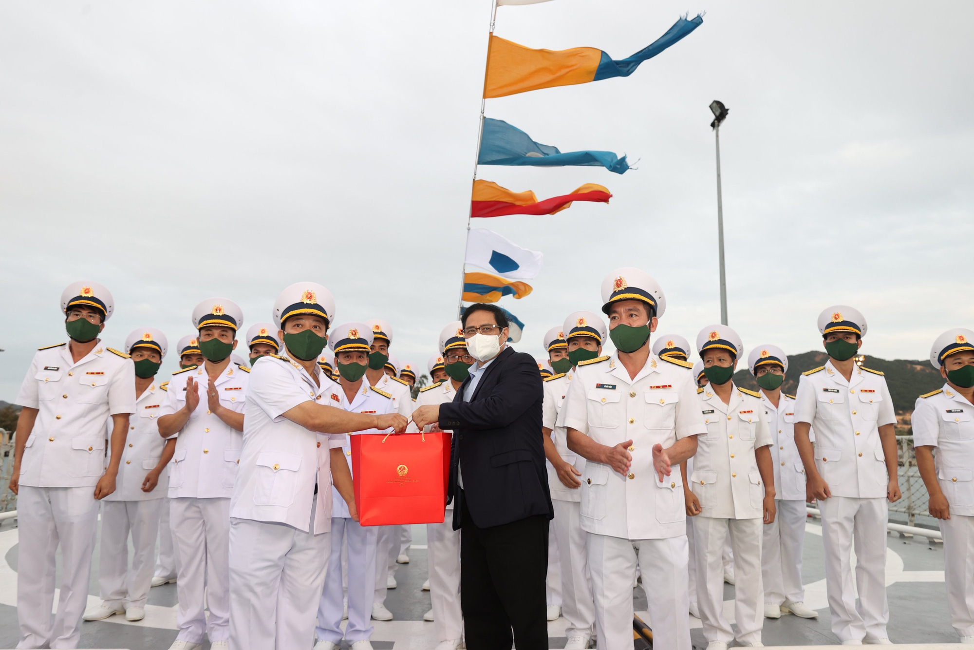 Thủ tướng dâng hương tưởng niệm chiến sĩ Gạc Ma, thăm Lữ đoàn Tàu ngầm và Vùng 4 Hải quân - Ảnh 8.