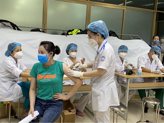 Theo dõi sát tình hình, kinh nghiệm quốc tế tiêm mũi 4 vaccine phòng COVID-19 - Ảnh 1. Theo dõi sát tình hình, kinh nghiệm quốc tế tiêm mũi 4 vaccine phòng COVID-19 - Ảnh 1.