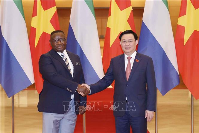 Chủ tịch Quốc hội Vương Đình Huệ hội kiến Tổng thống nước Cộng hòa Sierra Leone