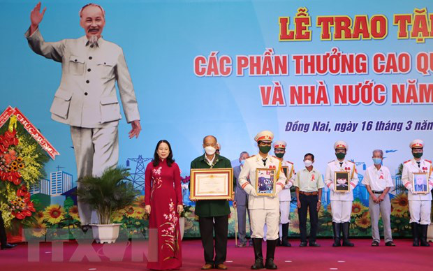 Phó Chủ tịch nước trao tặng phần thưởng cao quý cho các tập thể, cá nhân ở Đồng Nai 