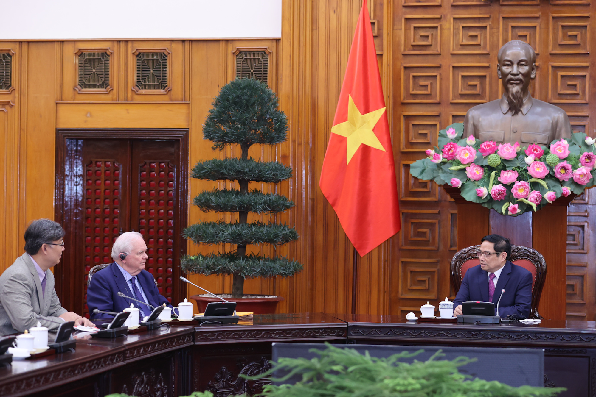 Thủ tướng Chính phủ Phạm Minh Chính tiếp Giám đốc Chương trình Việt Nam tại Đại học Harvard - Ảnh 2.