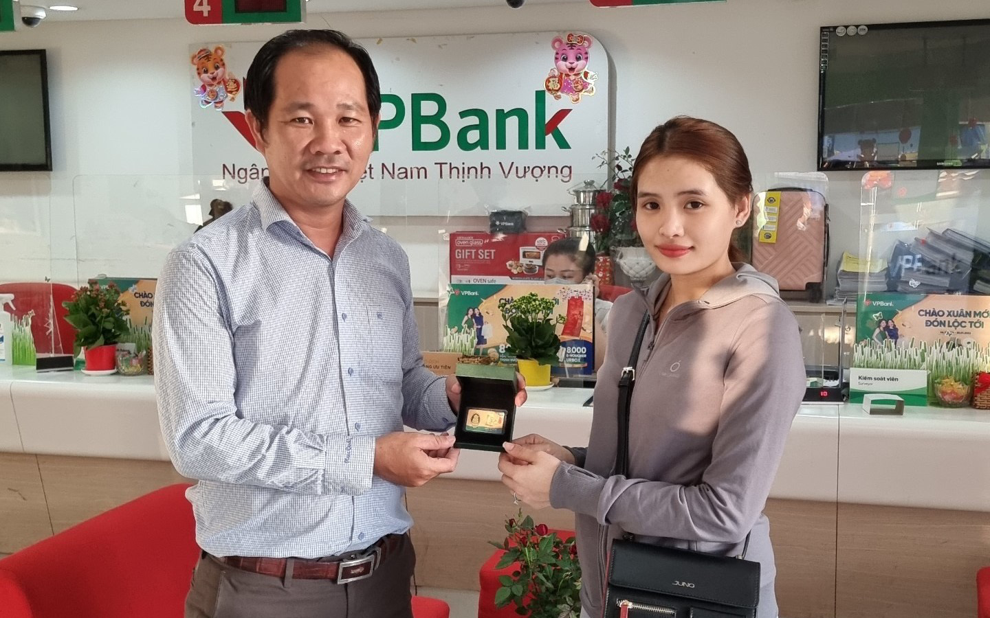 Gần 8.000 quà tặng giá trị đã được VPBank trao tới tay khách hàng may mắn