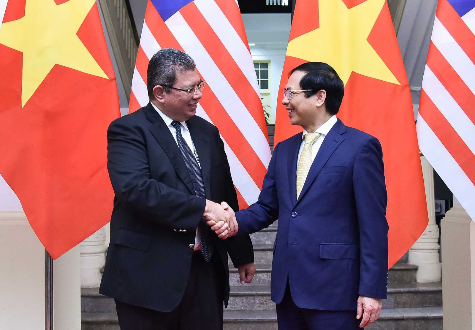 Quan hệ ngoại giao giữa Việt Nam và Malaysia đang đạt được những bước tiến quan trọng. Cả hai nước đều cố gắng để duy trì và thắt chặt mối quan hệ này. Hãy đến xem các sản phẩm liên quan đến ngoại giao Việt-Malaysia để hiểu rõ hơn về sự cộng tác và hợp tác chặt chẽ giữa hai nước.