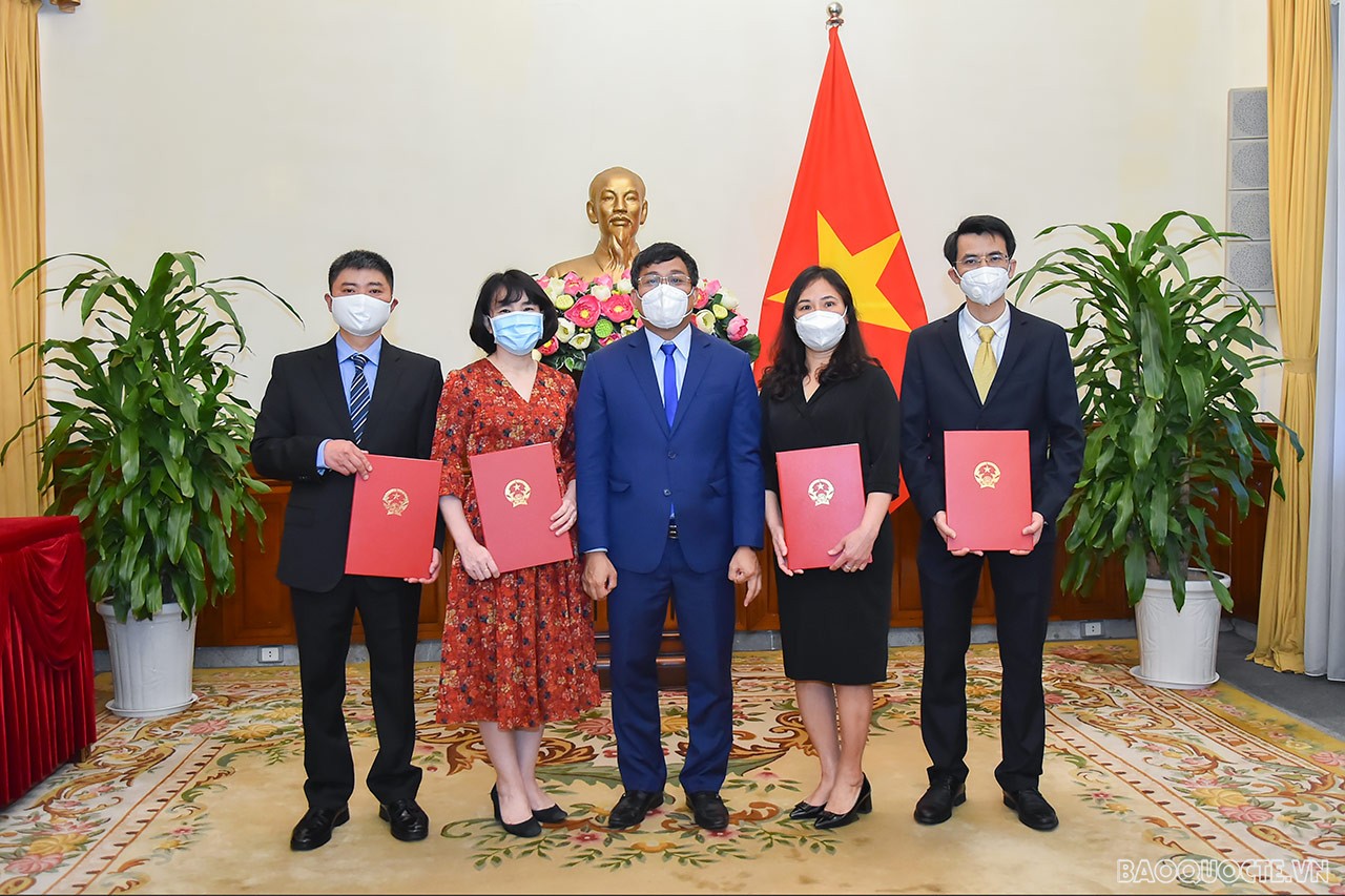 Điều động, bổ nhiệm cán bộ cấp Vụ tại Bộ Ngoại giao - Ảnh 1. Thứ trưởng Nguyễn Minh Vũ trao quyết định điều động, bổ nhiệm cho các cán bộ