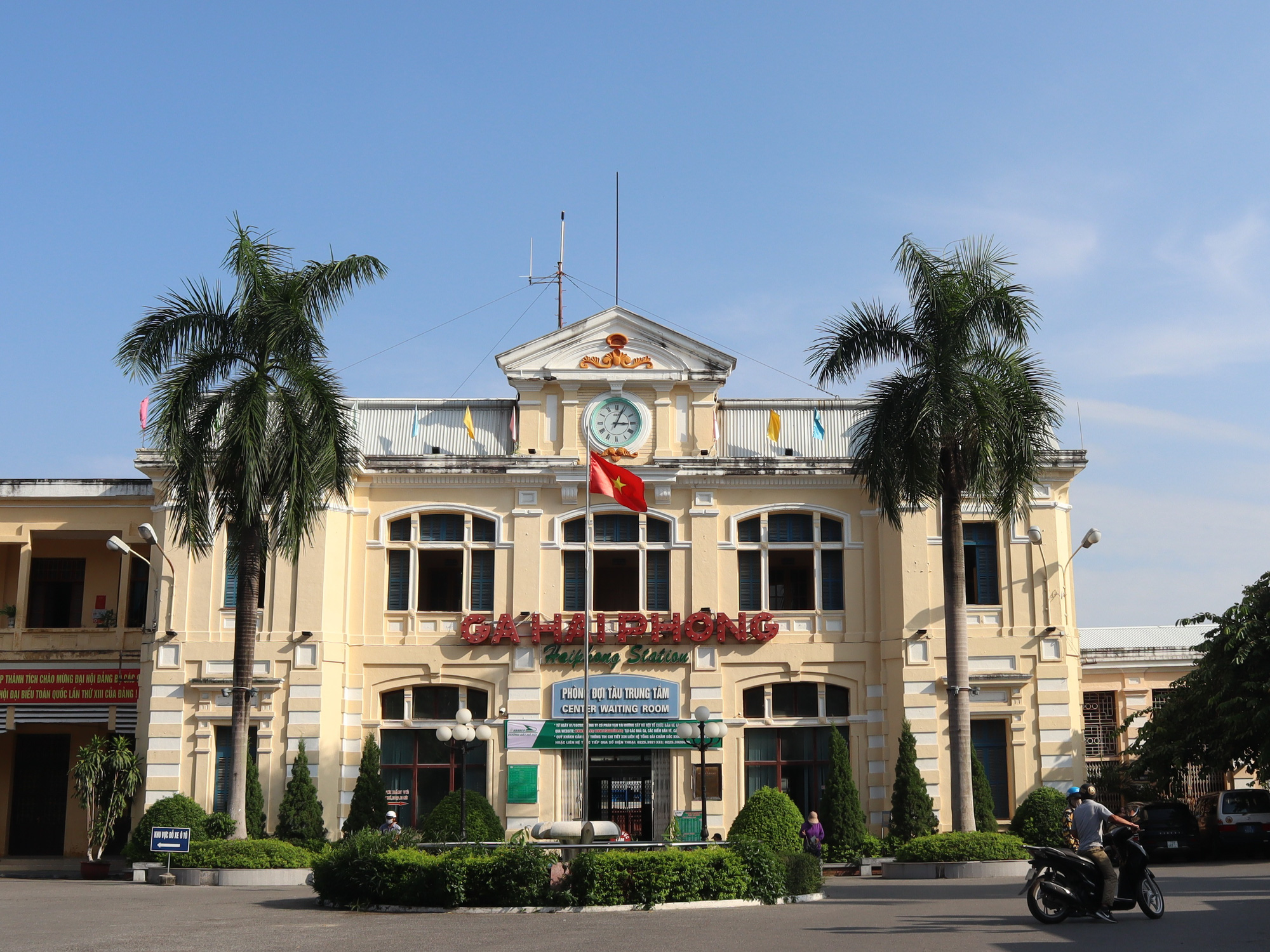 Đường sắt Hà Nội-Hải Phòng là tuyến đường sắt mới nhất và hiện đại nhất miền Bắc Việt Nam. Hãy xem hình để cảm nhận sự tiện nghi và phong cách hiện đại của tuyến đường sắt này.
