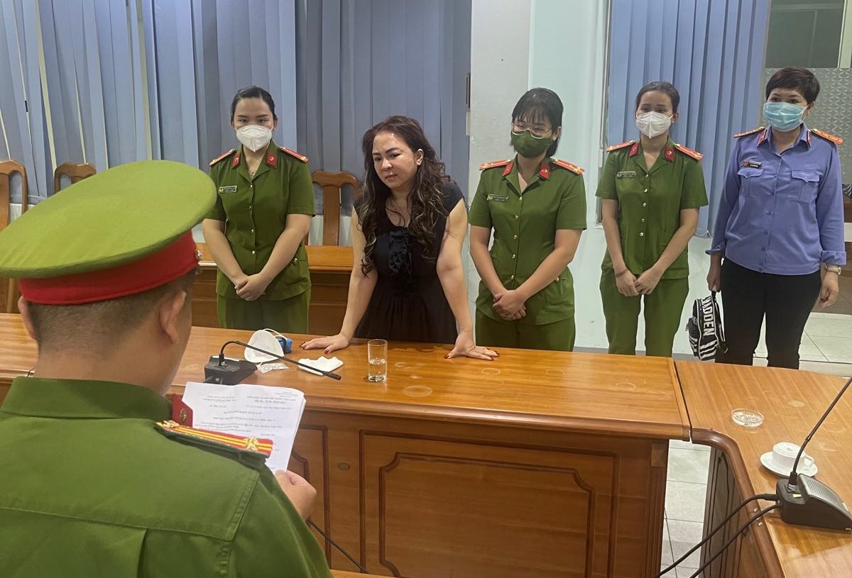 Tống đạt quyết định khởi tố, bắt tam giam bị can Nguyễn Phương Hằng