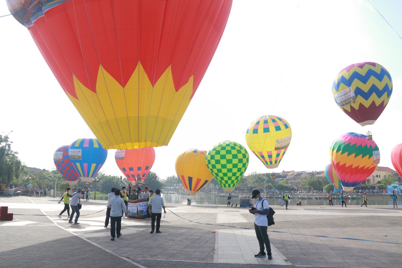 Rực rỡ ngày hội khinh khí cầu chào mừng Năm Du lịch quốc gia 2022
