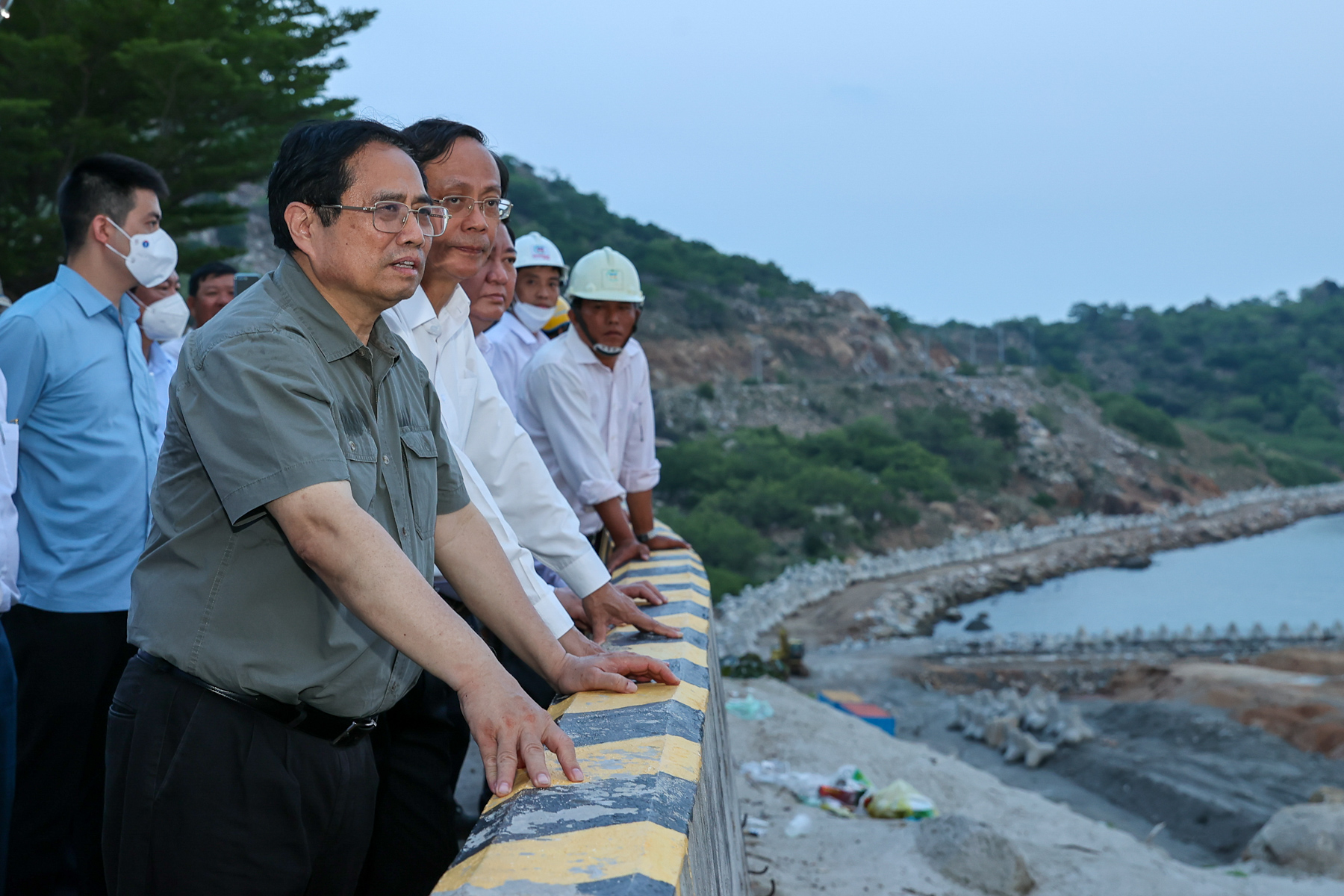 Thủ tướng khảo sát một số công trình, dự án lớn tại Ninh Thuận - Ảnh 2.