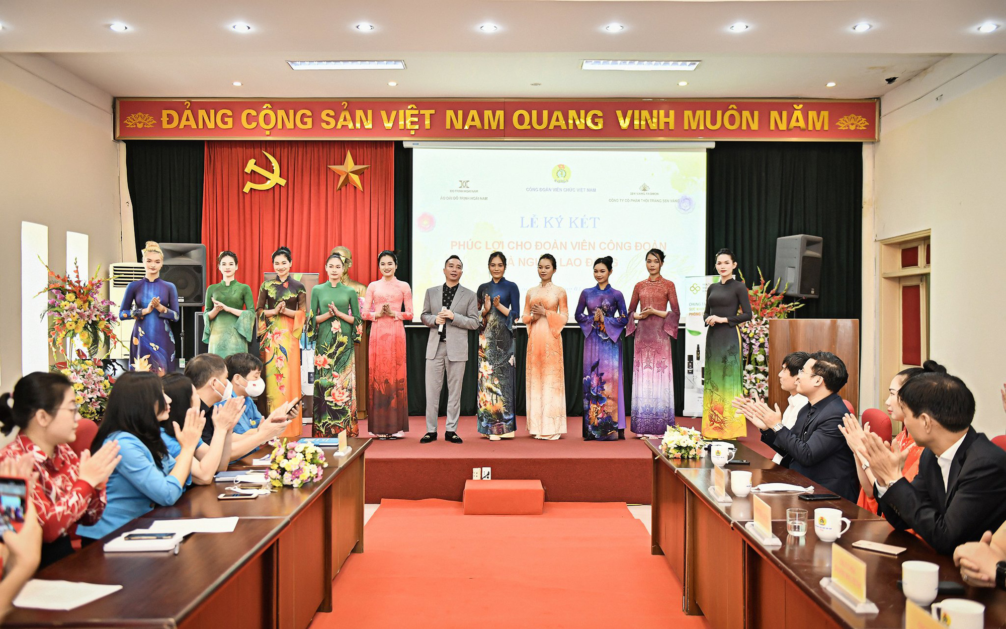 Mang áo dài đến gần hơn với đoàn viên công đoàn và người lao động