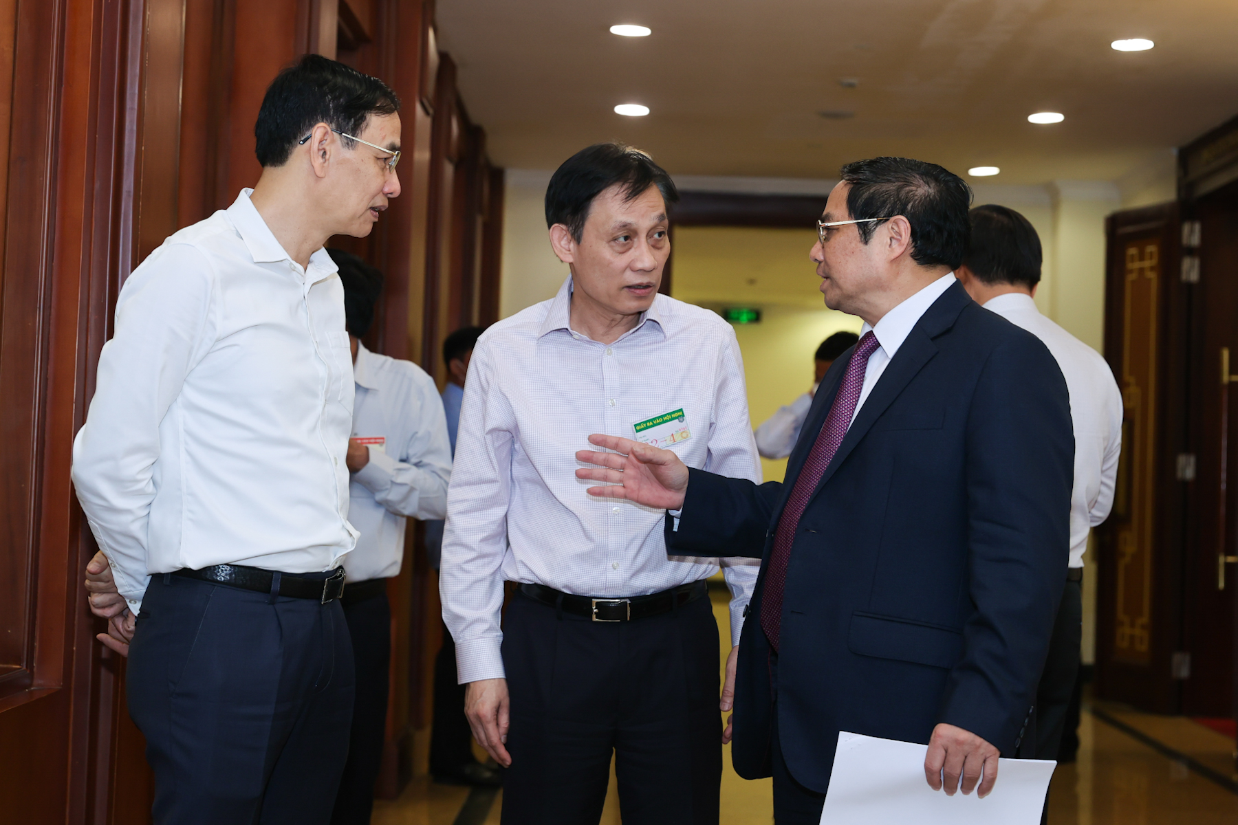 Thủ tướng Phạm Minh Chính trao đổi với các đại biểu dự hội nghị